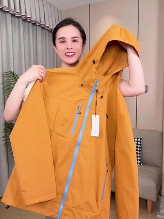 这件冲锋衣真的太帅了!它不仅防风还防水,而且非常耐脏,即使不小心弄到泥巴或者污渍也没关系。它的面料不会轻易起皱,穿上后既舒服又透气,让你感觉轻松自在。快来试试吧!#户外穿搭 #外套穿搭 #冲锋衣 #外套 #强烈推荐