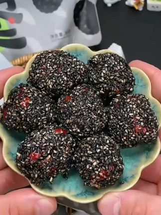 熬夜的宝子快来看看挖到的这个黑芝麻枣加核桃零食,独立小包装,每一颗都裹满香脆黑芝麻,选用饱满灰枣和核桃仁,口感丰富不甜腻。闲暇时光来几颗,好吃不甜不腻