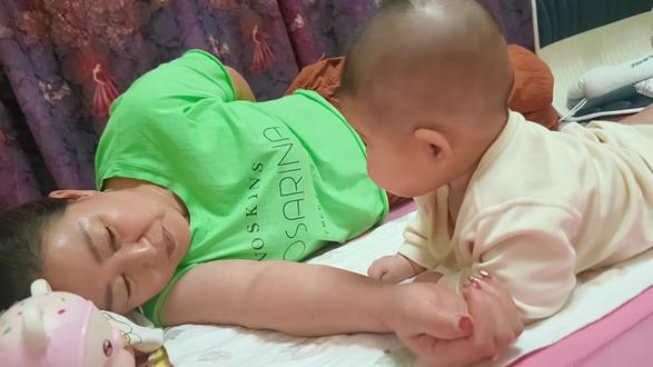 爱的桥段叫我怎么写,看着她的时候在看她还是在看我小时候#人类幼崽的日常 #外婆 #见证成长 #婴儿