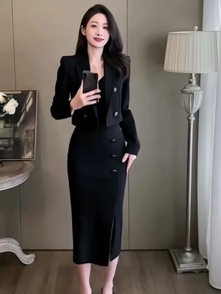 姐妹们快来看看这套超赞的御姐西装套装裙,这可是今年流行的款式,它可是由女神高级感时尚炸街的轻熟风打造的,穿上后那叫一个好看,而且还是个吊带裙两件套,让你瞬间变得优雅又有女人味,不管是上班、逛街还是聚会,都能轻松驾驭,喜欢就别犹豫了,赶紧下单吧!#复古少女感穿搭一周outfit #高级感穿搭 #职场穿搭 #优雅气质 #西服穿搭 @DOU+小助手