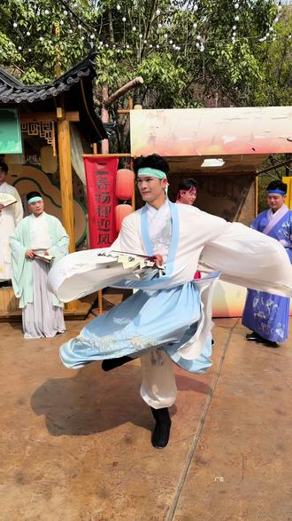 #重庆融创文旅城#一站式微度假#重庆春假去哪儿#春启融创戏游全城#春假游玩 别再纠结重庆出游地!渝乐小镇99元春游套票太划算,清明可用、有效期到4月底,赶紧安排!