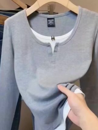 #上热门~这件假两件上衣真的太适合微胖姐妹了,版型很宽松,肚子大、手臂粗都能遮住。V领设计超显瘦,上身就是纸片人既视感!而且它是那种很舒服的面料,贴身穿也很亲肤#早秋新款假两件上衣#面料柔软舒适胖瘦都能穿 #时尚洋气减龄好看百搭#谁穿谁好看不分年龄段 @巨量千川