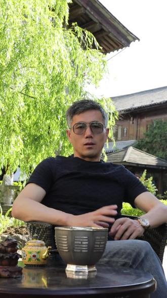 为什么都说日本的银壶好?其实这是有历史原因的。
#老薛的银品生活 #老薛讲银壶 #秉顺宣