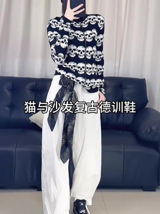 今年格外流行的足球鞋 黑色基础百搭不出错 #百搭鞋子 #潮鞋穿搭 #潮鞋风向标 #奢潮穿搭 #猫与沙发