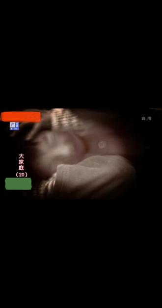 20-12#大家庭#于和伟 #刘戚薇 剧情:20世纪90年代,中国进入市场经济,张从军的汽车厂步入正轨,袁刚看着新车下线十分开心,张从军将生产权和销售权交给袁刚后隐入幕后。袁小刚不顾陈涵湫阻拦,加入市里专业队,还与李劲松成了忘年交,李劲松在棋院帮他打理人际关系。袁禾成为袁家首个大学生,毕业回家时,袁田为庆祝在厨房大显身手,做出一桌好菜,得到全家夸赞。
陈涵湫身体时好时坏,她决定借生病以装修为由停业,赵英对此不满,两人不欢而散。袁刚和陈涵湫赚了些钱,袁刚常给袁母生活费,袁母手头宽裕,还攒了些钱。袁禾毕业回家后,家里住房紧张,袁刚常在厂里过夜,袁禾也常借宿同事或同学宿舍。陈涵湫和袁刚打算买房,却因意见不合争吵。与此同时,廖静拿到一套房子让给陈致秋当婚房,袁田和丁晓红羡慕不已,丁晓红挤兑袁田,袁田则向媳妇保证会让她过上好生活。
文雪梅向袁刚表明心意,袁刚表示只把她当徒弟和妹妹,文雪梅伤心痛哭。之后,文雪梅对袁刚死心,在父亲主张下与陈致秋确定关系,廖静虽不太满意,但也无奈接受。陈涵秋起初对文雪梅成为自己弟妹有些别扭,后经交谈,两人言和。然而,婚礼当天文雪梅突然逃婚,拦住袁刚的车要其带自己远走高飞,袁刚将她送回婚礼现场,让陈涵秋陪她入场。陈致秋虽知晓此事,却未声张。闹完洞房后,陈致秋开车离开,一夜未归,文雪梅只好独自去廖静家吃饭,一段不太和谐的婚姻就此开始