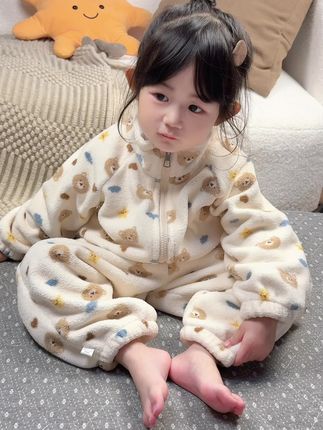 累的时候就看看自己的孩子,告诉自己并不是一事无成,也不是一无所有,一地鸡毛的生活也会被孩子治愈。#幼崽穿搭 #骗你生女儿可盐可甜