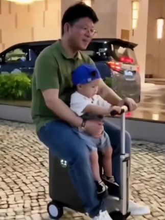 可以骑行的拉杆箱你见过吗?走累了 ,直接骑在行李箱上面!电动旅行箱,酷! #出差旅行必备 #拉杆行李箱 #快乐旅行