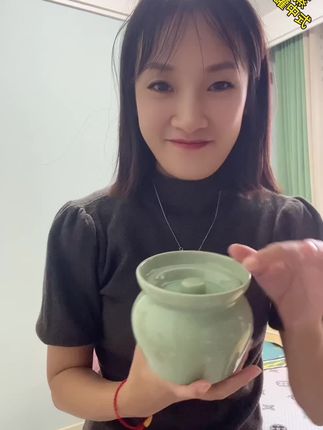 最近新入的这个瓦罐炖盅真的太爱了,它不仅可以用来煲汤,还可以做鸡蛋羹,平时不想做饭的时候,我就用它来做一份简单的营养餐,只需要把食材放进去加水,没过食材上锅蒸个二十分钟就可以了,这样做出来的饭菜既美味又有营养,家里一定要备上一个这样的瓦罐炖盅。