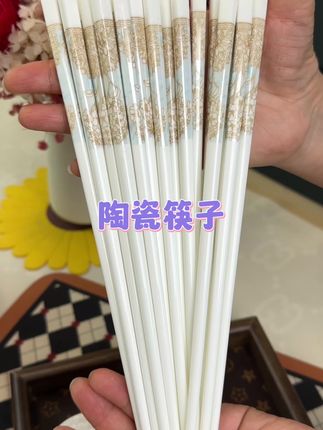 高级感满满的陶瓷筷这价格还送一个陶瓷米饭勺,喜欢高品质的姐妹闭眼入#陶瓷餐具 #陶瓷筷子 #陶瓷筷