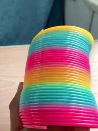 这就是彩虹圈的魅力,能逗乐小朋友的,除了手机,还有彩虹圈 #摆摊 #彩虹圈#儿童玩具 #彩虹圈玩法