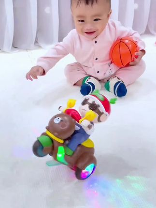 爸爸新买的特技摩托车,孩子的新宠,闪闪发光,还会唱歌,三种特技表演,让孩子一眼就能喜欢上。#儿童玩具 #自己玩的不亦乐乎