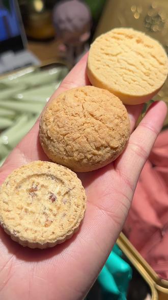 还有几天就是新年了,男朋友就提前给我买好了这个澳门十月初五小金砖礼盒带回家,真的是太懂我了,我都是要拖在外面的朋友帮忙往回带,现在他们家入驻线上了,真的太方便了,过年拿回去送闺蜜送亲戚都锦上添花,而且性价比很高,一箱里面有三盒,有三种不同味道的澳门风味,大颗杏仁的杏仁饼、椰香浓郁的黄油椰丝饼,酥松掉渣黄油曲奇,每个味道都都很好吃,就无论是咱们自己吃或是过年走亲戚串门啊,提着它大人小孩都喜欢,趁现在年货节赶紧囤!#十月初五饼家 #囤好货过大年#十月初五花砖礼盒#点心#澳门美食