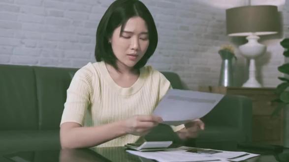 逆向思维 问你一个问题:
你有没有过这样的经历——
一个问题想了好久,怎么都想不通。
你换了个角度,反过来想,答案突然就冒出来了?
比如:怎么让水不结冰?
正向思维:加热、加盐、加酒精……
逆向思维:水为什么结冰?因为温度太低。那不让它结冰,就是不让它温度太低。但还有没有别的办法?
有人反过来想:水结冰需要“凝结核”。如果水足够纯净,没有凝结核,零下几十度都不会结冰。
这就是逆向思维。
什么是逆向思维?
一句话说透:从问题的反面入手,把常规思路倒过来,找到突破口。
翻译成人话:别总问“怎么才能做到”,问问“怎么才能做不到”,然后避开它。
我给你举几个例子,你就懂了。
比如那个经典的“怎么让客户买”:
正向思维:怎么让客户买我的东西?降价、促销、打广告……
逆向思维:怎么让客户不买我的东西?
列出来:价格太贵、服务太差、口碑不好、用起来麻烦。
然后你一个个解决:价格合理、服务到位、口碑做好、体验简单。
你避开了所有“不买”的理由,客户自然就买了。
从“怎么让人不买”倒推,比直接想“怎么让人买”更清晰。
比如牛仔裤的发明:
19世纪,淘金热,很多人去美国西部挖金子。
大家都在想:怎么才能挖到更多金子?
有个叫李维·斯特劳斯的人,反过来想:这么多人来挖金子,他们需要什么?
需要耐穿的裤子。
于是他做了帆布裤子,卖给淘金者。
金子没挖到,他靠卖裤子成了亿万富翁。
正向思维在“挖金子”,逆向思维在“服务挖金子的人”。
比如营销里的“怕什么”:
正向思维:我的产品很好,你要买。
逆向思维:我的产品能帮你避开什么?
怕胖?那就做低卡。怕麻烦?那就做即食。怕老?那就做抗衰。
找到用户的“怕”,你的产品就有了买点。
正向在“给好处”,逆向在“避坏处”。
比如做题:
一道选择题,四个选项,你不知道哪个对。
正向思维:一个一个验证哪个对。
逆向思维:排除法。把明显错的排除掉,剩下的就是答案。
正向在“找对的”,逆向在“排除错的”。
比如最经典的逆向现场:
你要过一条河,河上有桥,但桥断了。
正向思维:怎么修桥?
逆向思维:一定要过桥吗?有没有别的路?
也许绕远一点,也许坐船,也许换个目的地。
正向在“修桥”,逆向在“不过桥也能到”。
发现没有?
逆向思维最妙的地方在于:它让你跳出“必须这样”的框框。#问你一个问题 #认知 #思维