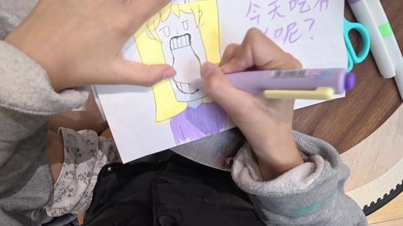 小孩子创意无限#搞笑瑶瑶的手工制作 #画画其实很简单 #跟着抖音学画画