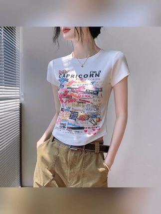 美式涂鸦印花圆领短袖T恤女夏季修身显瘦正肩辣妹多巴胺穿搭上衣#短袖T恤 #修身显瘦 #圆领t恤 #时尚穿搭 #t恤穿搭