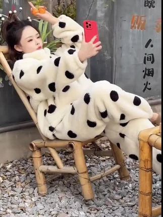 冬季暖心必备🧣珊瑚绒睡衣 冬天里,穿什么才既温暖又舒适呢? 让我来推荐这款韩版波点珊瑚绒睡衣套装吧!👗 它不仅有着时尚的波点设计,还能给你满满的温暖感,加厚加绒的家居服,让你在家也能优雅温暖。🏡 出门遛弯或者拿个快递,直接外穿都毫无压力!🛍️ 快来体验这份温柔与温暖吧 #睡衣家居服 #平价睡衣 #秋冬睡衣 #好物分享 #睡衣推荐