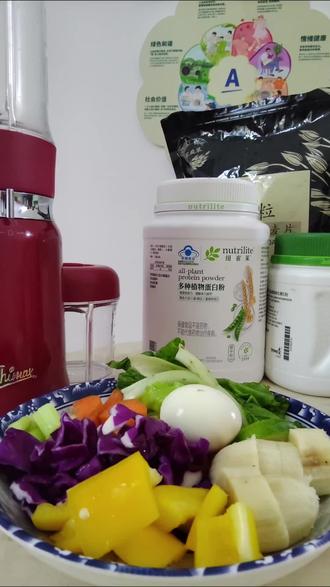 卵磷脂人人需要,它既是细胞的组成材料,还可以清理血管的甘油三酯与总胆固醇,更是健脑营养素,还特别是神经纤维的绝缘体哦,对每个人的来说是必备的营养素之一#营养早餐