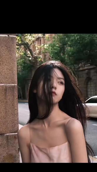 《乐瑶篇》 你我都不是昭阳,青春里没有简薇,低谷期也遇不到乐瑶,后来也没有米彩,现实中简薇会喜欢向晨,米彩也会喜欢蔚然,我们只是现实生活茫茫人海中平平无奇的一个人,如果未来能遇到李小允,那便是上上签。透过烟盒薄膜,我们也看不到心里的那座天空之城,人性的背后是白云苍狗,愿你我都做生活的高手#我的26岁女房客#乐瑶 #遗憾 #生活 #李小允