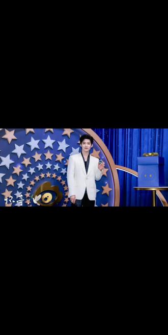 因为小白每次都真诚对待所以小白也收到了一份他很喜欢的礼物,正如渤哥所说来的时候好好准备礼物,离开时也会回馈你一份很好的礼物🥳#微博之夜礼物互换 #白敬亭#苏炳添#黄渤抽到白敬亭礼物@白敬亭 @白敬亭工作室