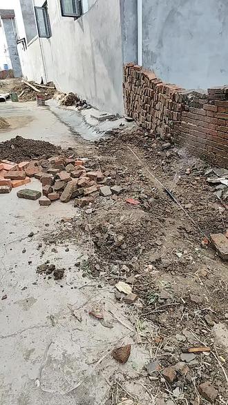 这是我们李银丁家的水管不往下埋,盖房子还多盖人家的,还往胡同多盖