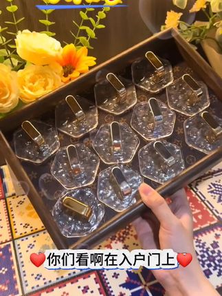 这款冰川纹挂钩也太棒了,颜值高粘贴力也很强,只要是光滑的表面都能贴#免打孔挂钩 #门后挂钩 #厨房挂钩 #卫生间挂钩