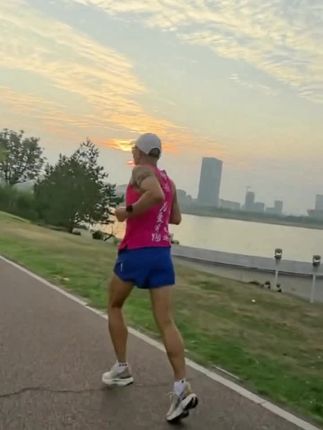 如果你跑步心率高还很喘,那你吃完这个再去跑步,你跑步心率低还会更加有耐力,不运动的别冲动,吃了也没用。要是你夜跑精神状态差,就餐后吃一粒UN给铁,促进血红蛋白组成,增加你运动中输氧的能力。 @优恩旗舰店#优恩给铁 2025.7.9
