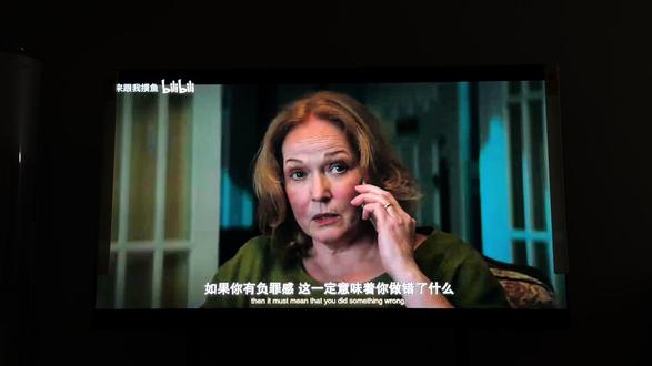 谁来懂校园之外女主妈妈的含金量
全网都在沉醉Off Campus里Hannah和Garett的双向爱情,可我反复动容的,是那通自行车坏掉后打给妈妈的电话。
她一直独自扛下学业、打工、奖学金落空所有重压,外表坚韧从不示弱,直到单车故障这个微不足道的小事,成为压垮情绪的最后一根稻草。
电话那头的妈妈从不会指责她脆弱,一句“我们总能找到办法”,轻轻托住她所有不安,告诉她不必自责,慢慢来,先解决眼前微小的事。
原来Hannah温柔又强大的内核,从来都来源于母亲毫无保留的包容与底气。
爱情是青春耀眼的浪漫,妈妈才是永远无条件接纳你所有崩溃的退路。
所有天大的难处羞于开口,只能借着自行车坏掉这件小事崩溃倾诉,妈妈接住她全部狼狈与脆弱,是她一生最稳的靠山。#校园之外 #offcampus