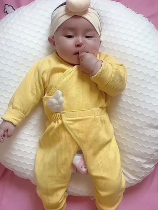 这套穿脱方便的分体套装,魔 不用脱裤子也能换尿不湿,设计太超赞,面料柔软舒适,四季可穿,男女小宝宝穿上都好可爱呀#母婴好物 #婴幼儿用品#萌娃穿搭 #婴幼儿服饰#新生儿