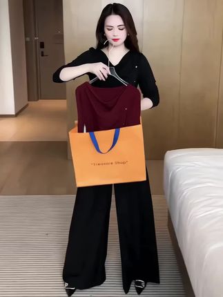 #时髦穿搭 #气质女神穿搭 #穿出自信穿出美丽 #气质套装 #减龄显瘦穿搭