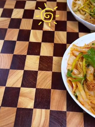 天热不想做饭,那你试试这款鲜凉皮,现做现发 它不仅好吃而且实惠,凉皮都是当天制作并发货的,保证了食品的新鲜度和口感,它的料包也是经过精心调配的,它有红油味和麻酱味两种口味,直接倒入盘子里拌一拌就可以吃了,方便又好吃,快来尝一尝吧!#凉皮 #好吃到停不下来 #好吃不贵经济实惠 #麻酱凉皮 #红油凉皮