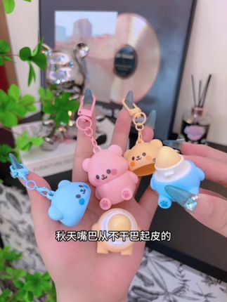 秋冬天别让孩子撕嘴皮啦,给他用这个小熊润唇膏,造型可爱哪个小朋友能拒绝,涂着很是滋润,果香味很好闻#儿童唇膏 #滋润保湿 #宝妈推荐 #护唇