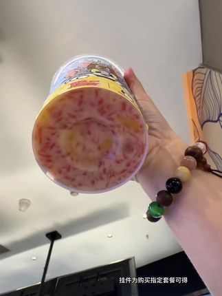 都去喝瑞幸新品生椰杨枝甘露!真的好大一杯好好喝!还可以得到一个好看的杯子#生椰杨枝甘露每杯都有料#神奇的奶皮子拿铁#瑞完这杯就大展宏图#国庆美食特辑上刊了#国庆瑞一杯
