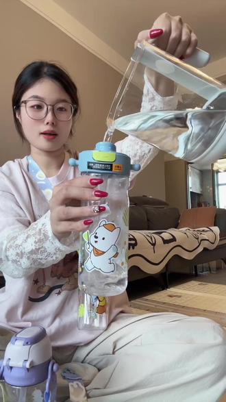 不用拧盖子就可以接水的水杯太适合小朋友去用了吧!既可以当吸管杯又可以当直饮杯!每个颜色款式都好看,关键现在下单还送背带和洗刷五件套!#babycare #二合一儿童吸管杯#儿童吸管杯 #儿童直饮吸管杯 #儿童水杯