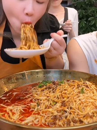 #香辣牛肉酱6瓶 #太好吃了 #大人小孩都爰吃 牛肉粒大饱满,吃起来非常爽,口感非常丰富,又香又微辣,特别过瘾