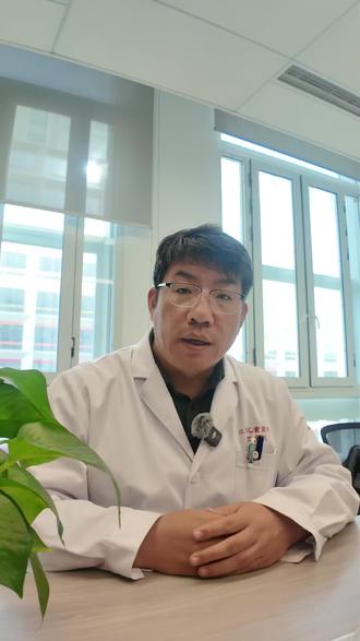 孩子走路不稳、姿势异常?徐医生带你正确认识“脑瘫”
大家好,我是徐金山🧑⚕️
北京儿童医院功能神经外科的一名医生
关于脑瘫的那些两三事
今天我们一起来说说
✨脑瘫不是一种“病”,而是一组症候群
✨是因为大脑在发育早期受到了一些损伤
✨结果是肌肉变得僵硬,不听指挥。姿势控制不好,平衡能力差
✨但这个损伤,是非进行性的。意思是,它不会越来越严重,病灶是固定的
很多家长陷入两个误区:
要么, 绝望放弃。要么, 盲目地寻求各种“神奇疗法”。
请大家记住,脑瘫的治疗是一个系统工程。核心是康复训练,这是基石,贯穿始终。
早发现、早诊断、早干预,是孩子获得最佳预后的黄金法则。
#儿童健康#脑瘫康复#痉挛性脑瘫#脑瘫治疗#功能神经外科医生