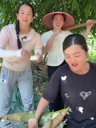 虽然住在山旮旯,但是该开心还是要开心的,人生苦短,开心过好每一天😍😍😍😍,想吃麻竹笋的来咯,12点10到燕姐直播间哟😊😊😊#麻竹笋 #家乡特产