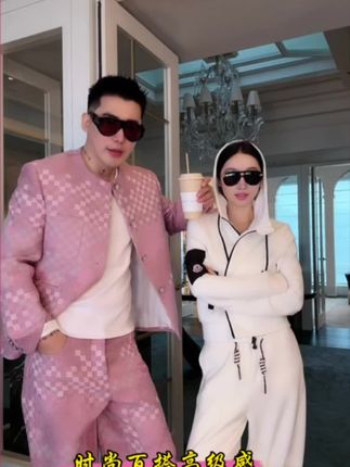 姐妹们,这件卫衣真的太绝了,它的版型超正,上身效果超级显瘦,而且面料质感超棒,摸起来软绵绵的特别舒服。不管是单穿还是叠穿都很好看,搭配一条小黑裤或者牛仔裤就很时髦,天气冷的时候还能当内搭,外面套个羽绒服或大衣就行,喜欢的朋友赶快入手吧!#外套 #秋冬穿搭 #卫衣外套 #高级感 #时尚