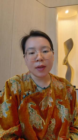 进风补风机房,统一理解为就是把外面的空气往地库里吹。这个机房只有在消防系统启动的时候才会用到,也是说着火了,大量的空气要被抽出去,怕里面形成负压,所以联动进风补风机房形成补风的效果。进风补风机房的墙、地、顶也会做隔音措施,所以工作的时候在外面不太能听得到风机的声音,但是因为在补风,所以风口的声音会很大,风口的格栅安装的牢不牢固,自身有没有震动也会影响声音的大小。#知识分享 #买房避坑 #补风机房 #噪音扰民 #设备用房