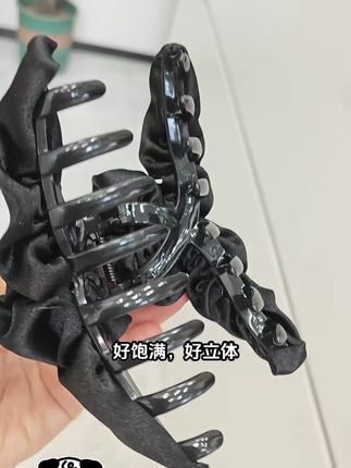 姐妹们,今天给你们分享一个超实用的云朵发夹!它可是2025年的新款哦,有着独特的高级感,那精致的褶皱缎面简直太迷人了,而且它是大号的,能轻松应对各种发型。用它来夹住后脑勺的头发,瞬间就能打造出优雅又时尚的感觉,简直就是必备的头饰!