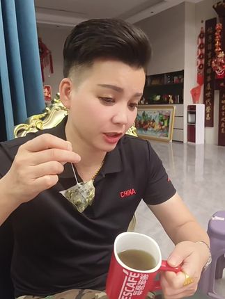 别再盲目节食了,试试健康的餐饮吧!让减脂变得轻松有趣,就从这一辈开始吧!一边品味茶香,一边甩掉赘肉的感觉真好,拥有它就像拥有了一张无声的推荐信,般自信,每天打卡喝一杯美丽与健康同在,你的理想身材只差这一步,选择对的饮品,用行动证明自己决心,想成为行走的衣架子吗?那就赶紧喝起来,@凤凰姐甄选小店 @凤凰姐甄选店 @凤凰教官在河南 @凤凰姐在河南 为身材感到烦恼的家人们,点击视频左下方,视频同款链接下单