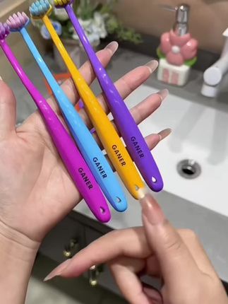 发明这个牙槽刷的人也太懂我们了吧!它不仅可以很好的清洁牙齿表面的脏东西,还可以清理牙缝、牙槽深处残留的食物残渣,就连后槽牙智齿都能轻松刷到,而且它的刷毛柔软细腻,还能顺便给牙龈做个按摩。有了它,再也不用担心会因为清洁不到位而长蛀牙了。