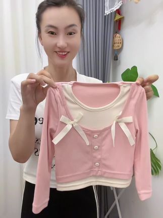 反季买衣服好香啊,趁着现在厂家新品冲销量,赶紧安排一件好品质的打底衫吧,宝宝开学就可以直接搭配着穿啦#宝妈分享 #甜美穿搭 #抖音种草好物 #打底衫儿童 #秋冬新款