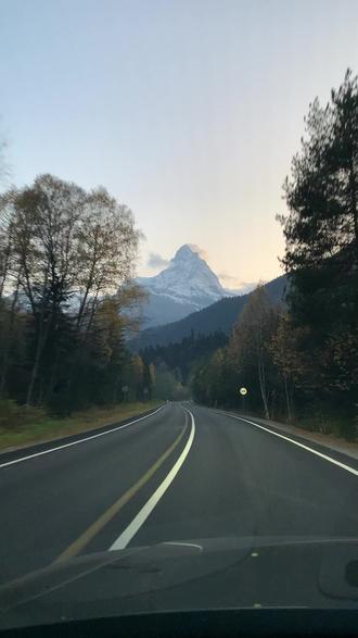 前挡风玻璃上的“黑点矩阵”是干嘛的?不只是为了遮阳 #每天一个用车知识#汽车知识#新手开车注意事项#前挡风玻璃 #汽车玻璃 @DOU+小助手 @抖音小助手