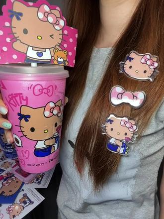 有亿点好看!瑞幸&HelloKitty的发夹和镜子都好想要!!!#Hello苹果甜酷登场 #HelloKitty和她的漂亮苹友#瑞幸咖啡 #kitty控 #hellokitty