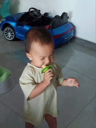 这磨牙棒可以,拿着不脏手😏😏#萌宝 #人类幼崽成长记 #人类幼崽 #萌娃日常 #家有萌娃