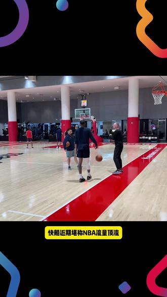 话题对决!哈登加兰互换东家未登场!快船人心不稳!主场惨败骑士 今天早上,NBA常规赛上演焦点对决,快船主场91-124惨败骑士33分,遭遇两连败,而骑士则豪取两连胜并完成赛季双杀快船。此役哈登与加兰因交易相关原因均未登场,骑士新援施罗德迎来首秀并表现亮眼。
比赛从首节便呈现一边倒态势,骑士开局打出7-0攻势,单节轰下36分,快船仅得18分,早早落后18分。尽管伦纳德全场砍下25分7篮板4助攻奋力支撑,但快船全队失误高达24次,进攻效率低迷,防守端难以抵挡骑士冲击。
骑士方面多点开花,米切尔攻防两端统治比赛,砍下29分5篮板9助攻4抢断,施罗德首秀贡献11分6助攻3抢断,完美融入体系,全队5人得分上双。最终骑士稳扎稳打锁定胜局,快船则暴露阵容短板,附加赛资格岌岌可危。
#快船vs骑士 #快船惨败骑士 #哈登加兰互换东家 #伦纳德25分 #NBA