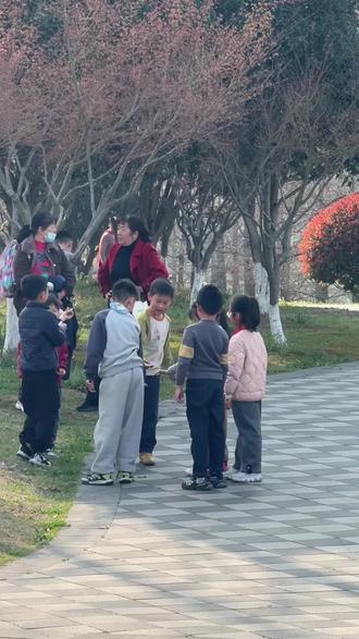 认出了么?哪个是你们的痒屁同学? 天天玩的开心死了,没有老师找过我,我也不找老师。作业没有当作任务,但是都写完了,可能是南京这个学校的老师不卷吧,不算多(有人投诉太小了)。作业完了或者没完,学习都在每时每刻进行(作业任务一旦完成,学习就结束了,就万事大吉了?你们的孩子有这个想法吗?