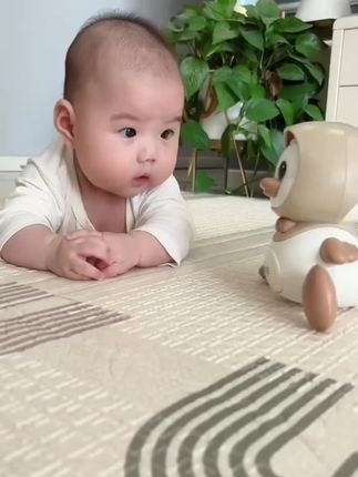 爸爸给娃安排的这个小鸭子太适合小宝宝了小月龄宝宝可以练习抬头追视大点还可以练习爬行#宝宝玩具#宝宝爬行#婴儿玩具#哄娃神器玩具#宝宝成长记
