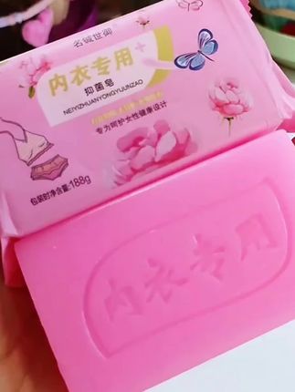 椰油去渍皂清香内衣皂##家里有小孩的一定要试试这个椰油去渍皂,不管是孩子的校服还是书包,都可以用它来洗,去污能力特别强!而且它是天然椰油制作的,大人小孩的衣服都能放心用,洗完还有股淡淡的清香。