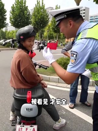 #反光国旗车贴 #车贴 #汽车反光贴#汽车装饰 #五星红旗迎风飘扬